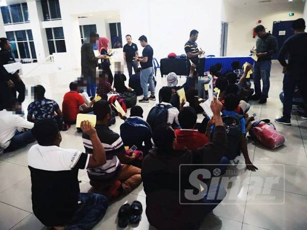 Polis ketika melakukan pemeriksaan ke atas warga asing termasuk Afrika dalam Operasi Bersepadu Warga Afrika semalam.