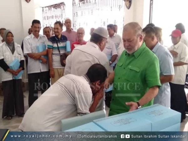 Sultan Johor, Sultan Ibrahim Ibni Almarhum Sultan Iskandar berkenan mengurniakan 'hadiah' kepada 30 pemandu teksi kawasan Stulang Laut. - Foto Royal Press Office