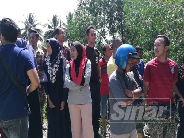 Kawasan jeti dipenuhi ahli keluarga mangsa yang setia menunggu sejak awal pagi.