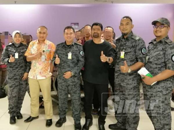 Farook Hassan (tiga dari kanan) ketika menguruskan proses penerbangan pulang 18 PATI warga Indonesia baru-baru ini.