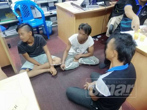 Tiga penagih termasuk bapa dan anak saudara (kiri dan tengah) berjaya diberkas AADK Besut pagi tadi.