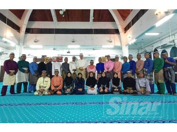 Bergambar kenangan usah terawih.