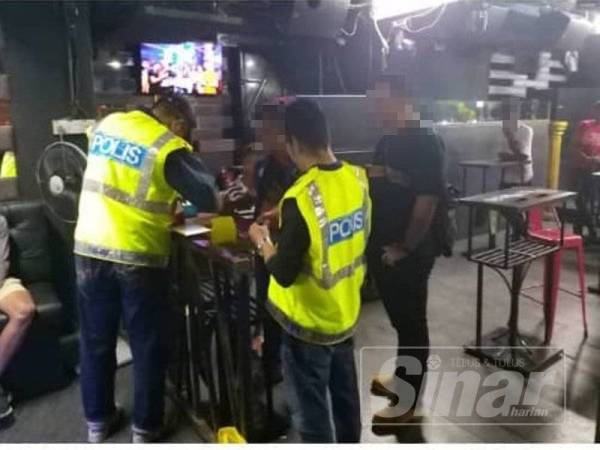 Serbuan dilakukan sepasukan polis dari Bahagian Siasatan Jenayah IPD Melaka Tengah di sebuah pusat hiburan di Taman Melaka Raya awal pagi tadi.