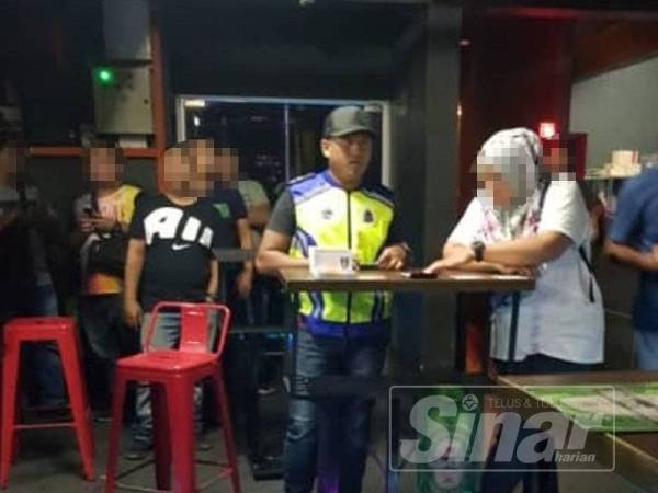 Serbuan dilakukan sepasukan polis dari Bahagian Siasatan Jenayah IPD Melaka Tengah di sebuah pusat hiburan di Taman Melaka Raya awal pagi tadi.