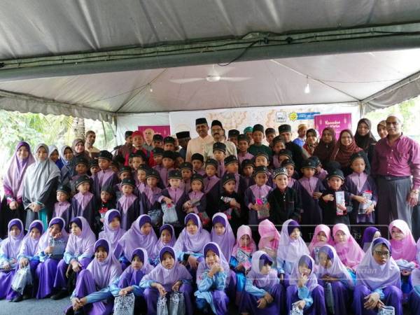 Abu Bakar bersama pimpinan MMJ bergambar sumbangan terdiri daripada anak yatim beberapa rumah sekitar Selangor dan Kuala Lumpur. 
