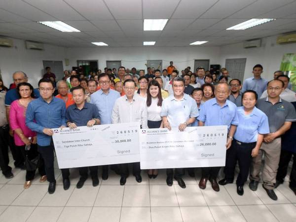 Menteri Kewangan Lim Guan Eng dan Anggota Parlimen Sandakan Vivian Wong Shir Yee (tengah) bergambar bersama sebahagian pemimpin agama selepas menyampaikan sumbangan pada Program Pemberian Sumbangan Kepada Badan-Badan Agama Kawasan Parlimen Sandakan di Pusat Kegiatan Belia hari ini. - Foto Bernama