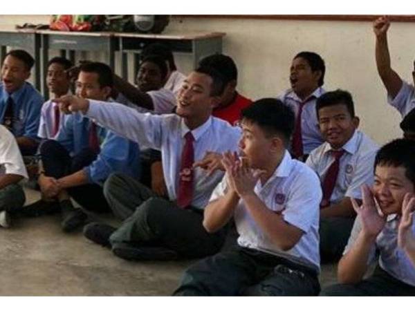 Anas Nazhan (depan tiga dari kanan) mengikuti PPKI di SMK Ampang Pecah.