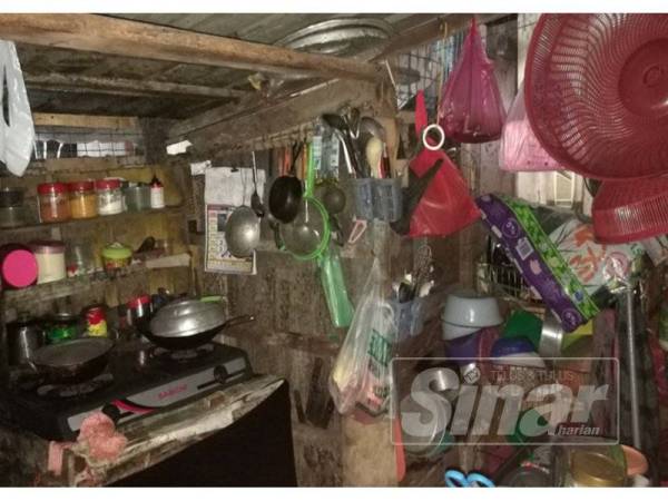Keadaan bahagian dapur rumah yang didiami tiga beranak tersebut.