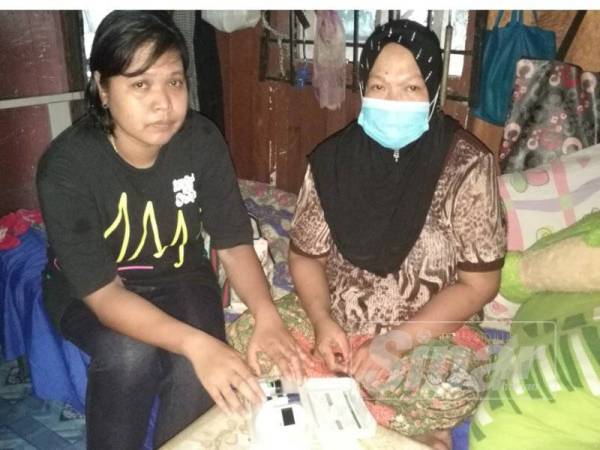Noraini (kiri) setia menjaga ibunya, Samiah yang menghidap kanser limfoma tahap empat.