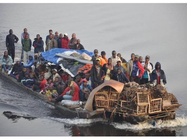Bot membawa penumpang berlebihan satu pemandangan biasa di Congo.