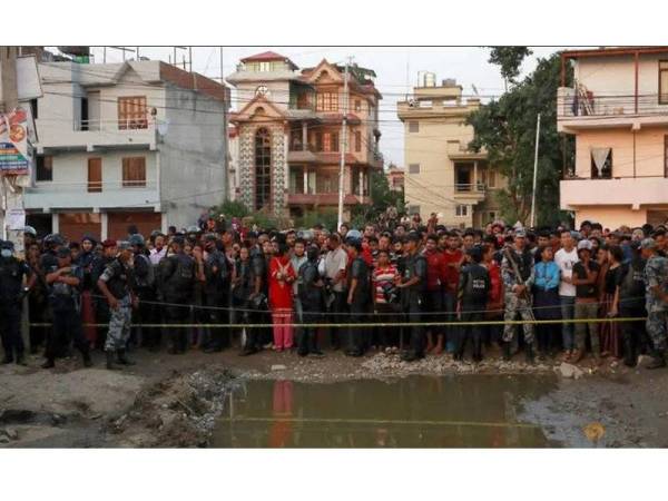 Orang ramai berkumpul berhampiran lokasi insiden di bandar Kathmandu. - Foto Reuters
