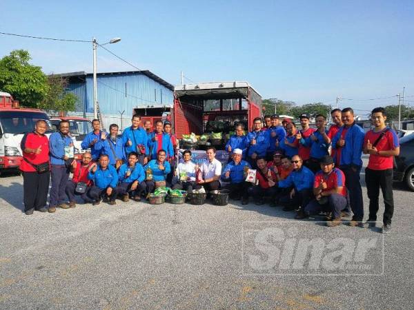 Muhammad Izzat Amir (depan, enam, kiri) bersama sebahagian kakitangan TNB Kuala Selangor sempena Program 1Staf 1Barang, hari ini.