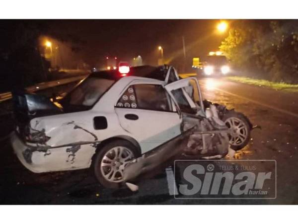 Keadaan kereta dipandu mangsa selepas terbabit kemalangan dengan sebuah bas di Kilometer 333, Jalan Kuala Lumpur- Kota Bharu awal pagi tadi.
