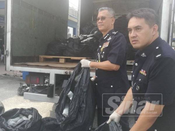 Hasanuddin menunjukkan rampasan ketum di Jeli.