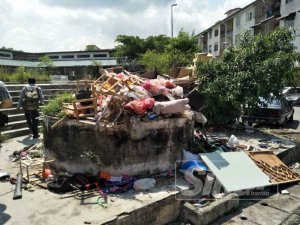 Tapak pasar ini juga turut menjadi lokasi pembuangan sampah oleh pihak tidak bertangungjawab.