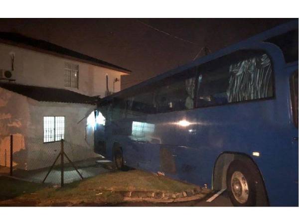 Keadaan bas dari arah hadapan yang menembusi bahagian dapur rumah mangsa.