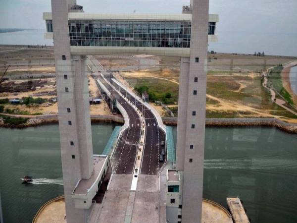 Jambatan angkat yang menghubungkan bandaraya Kuala Terengganu dengan Seberang Takir, Kuala Nerus.