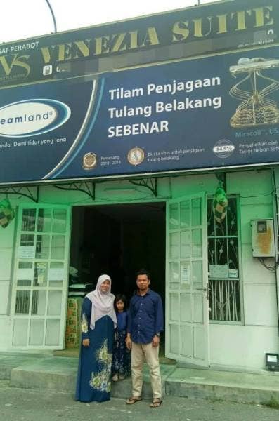 Nurul Huda dan Yasir bersama anak mereka Annur Najihah, 6, di hadapan premis perniagaan VS di Kampung Batu Muda, Kuala Lumpur.