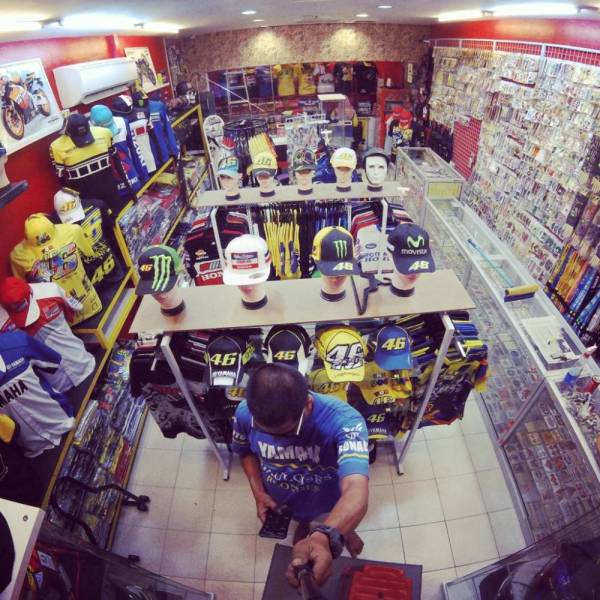 Susun atur barangan di premis Southern Motorspot mementingkan kekemasan agar memudahkan pergerakan pelanggan ketika berkunjung ke premis itu.