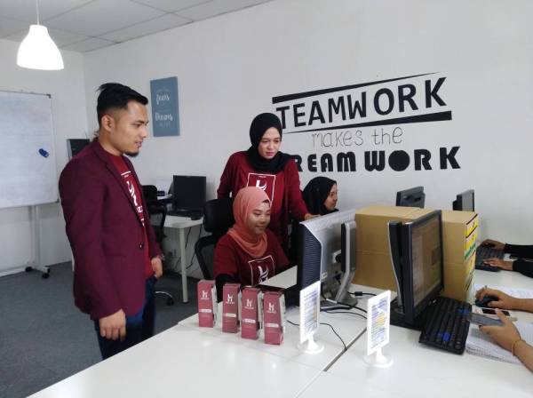 Nazli (kir) bersama pasukan jualan produk Helozz di ibu pejabatnya di Setia Alam, Selangor.
