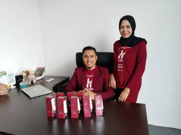 Nazli dan isteri Nurhidayu Mohd Yusoff bersama-sama menguruskan perniagaan.