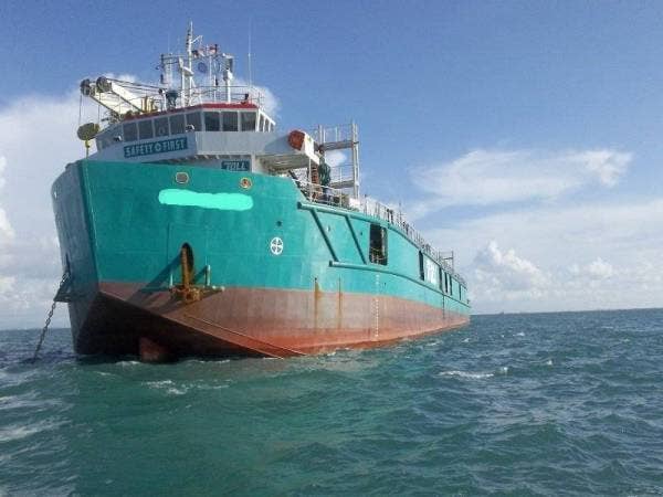 Dua kapal yang berjaya ditahan Zon Maritim Tanjung Sedili kerana berlabuh tanpa kebenaran di perairan Johor Timur dalam Op Khas Pagar petang semalam.