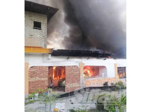 Api marak membakar rumah di Jalan Enggang, Felda Taib Andak, Kulai, tengah hari tadi.