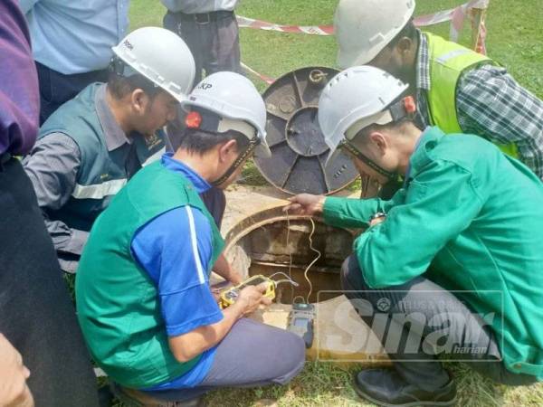 Pegawai JKKP Putrajaya dan Perak menjalankan siasatan susulan kejadian yang meragut nyawa lelaki warga asing dipercayai akibat terhidu gas.