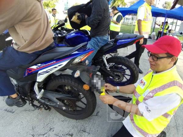 Penunggang motosikal juga dibekalkan pelekat keselamatan pada kenderaan mereka.