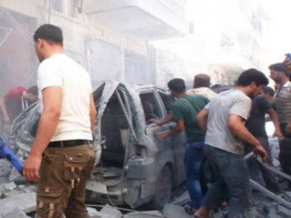 Seorang kanak-kanak ditarik keluar daripada sisa runtuhan bangunan yang runtuh dibedil jet rejim Bashar di wilayah Idlib semalam.