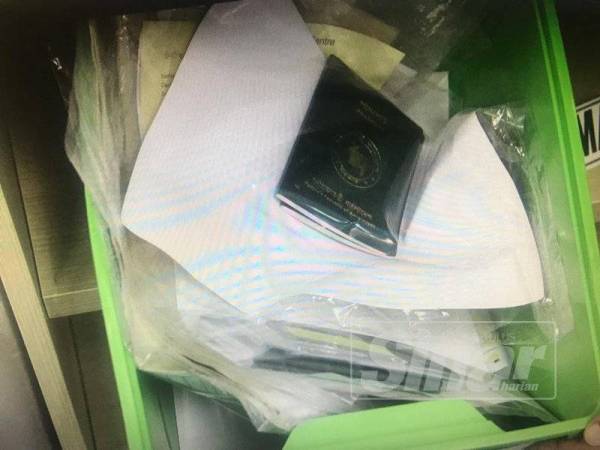 Sejumlah dokumen yang disyaki mempunyai unsur penipuan dirampas dalam operasi di sebuah premis di Seri Kembangan, Selangor, hari ini.