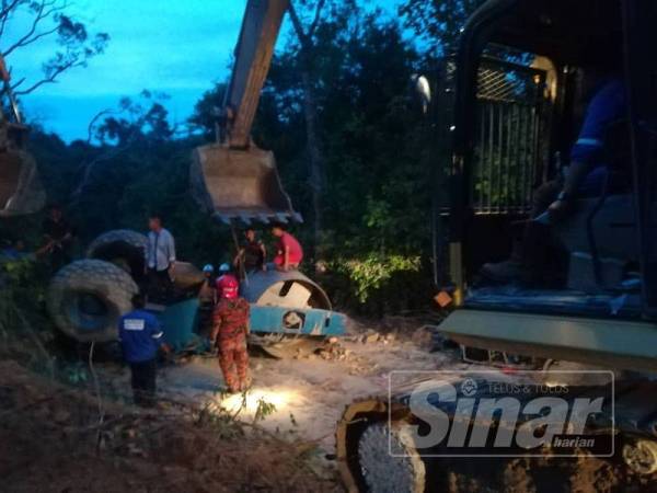 Bomba terpaksa menggunakan dua buah jentolak untuk mengeluarkan mangsa yang tersepit kaki di bawah jentera penggelek jalan yabg terbalik dalam kejadian di Bukit Jembalang, Kemaman.