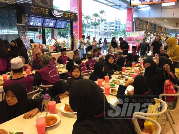 Anak-anak Yatim As-Solihin Kanchong Darat berbuka puasa di Nasi Kandar Padang Kota selepas selesai membeli pakaian raya.