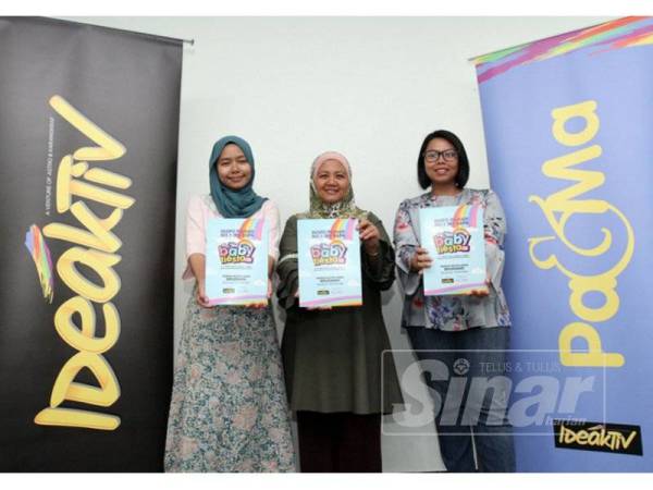 Emma (tengah) menunjukkan risalah mengenai Pa&Ma Baby Fiesta 2019 yang akan diadakan Ogos ini.