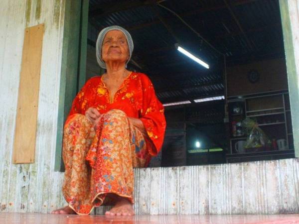 Fatimah tetap setia menunggu kepulangan anak tunggalnya Ibrahim pulang beraya bersamanya.