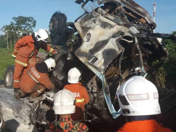 Anggota bomba ketika melakukan kerja mengeluarkan mangsa tersepit. Foto - Ihsan bomba