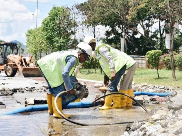 Kerja-kerja mengeluarkan air bertakung dilaksanakan Air Selangor. FOTO: Twitter Amirudin