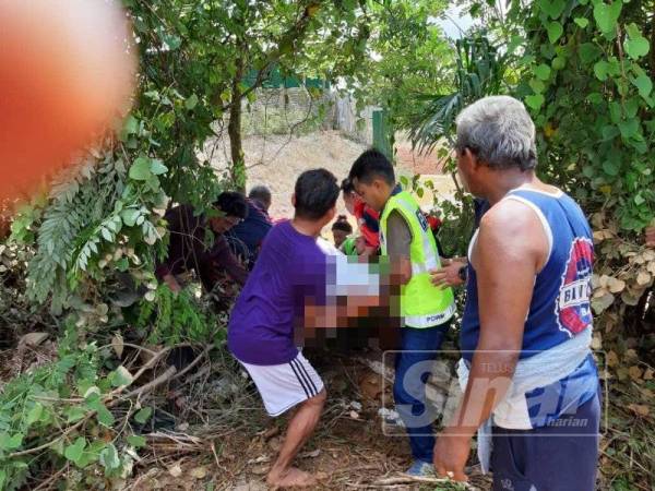 Mangsa diangkat keluar selepas ditemui pada jam 1.50 petang tadi

