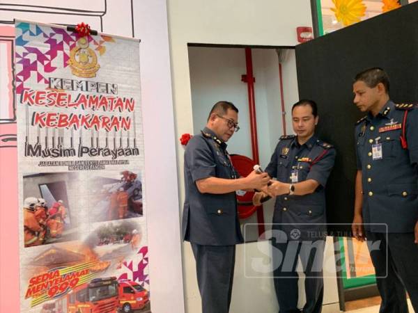 Norazam memeriksa hos pemadam kebakaran di Plaza Central i-City sempena Kempen Keselamatan Kebakaran Musim Perayaan JPBM Negeri Selangor hari ini. 