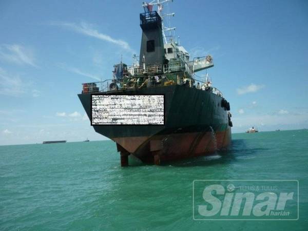 Kapal tangki yang berdaftar di Cook Islands itu ditahan bot ronda Maritim Malaysia di kedudukan 3.5 batu nautika Timur Tanjung Penyusop jam 2 petang dalam Op Khas pagar Laut 2/19, petang semalam.