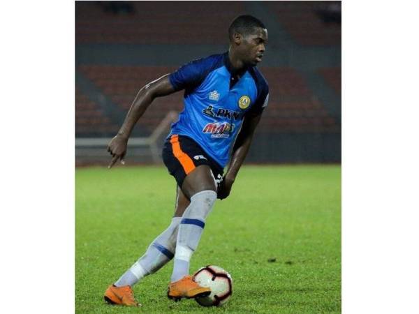 Aksi Ramon ketika berdepan Kuala Lumpur, kelmarin. - Foto PKNP FC