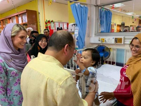 Baginda Tengku beramah mesra dengan Al Iman semasa kunjungan ke wad Anggerik di sini.
