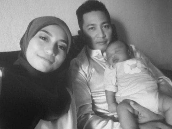 Gambar kenangan Rohaslina bersama Allahyarham Zuhairy dan anak lelaki mereka.