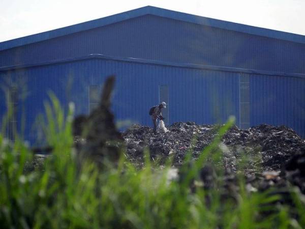 Keadaan di sebuah kawasan yang dijadikan tempat pembuangan sampah haram ketika tinjauan di sekitar Kampung Telok Gong, Pelabuhan Klang hari ini. - Foto Bernama