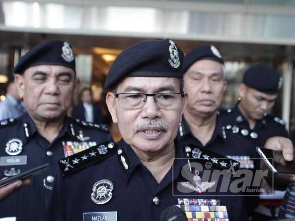 Ketua Polis Kuala Lumpur, Datuk Seri Mazlan Lazim pada sidang akhbar di Menara Berkembar Kuala Lumpur (KLCC), di sini, selepas merasmikan Kempen Op Selamat 15, hari ini.