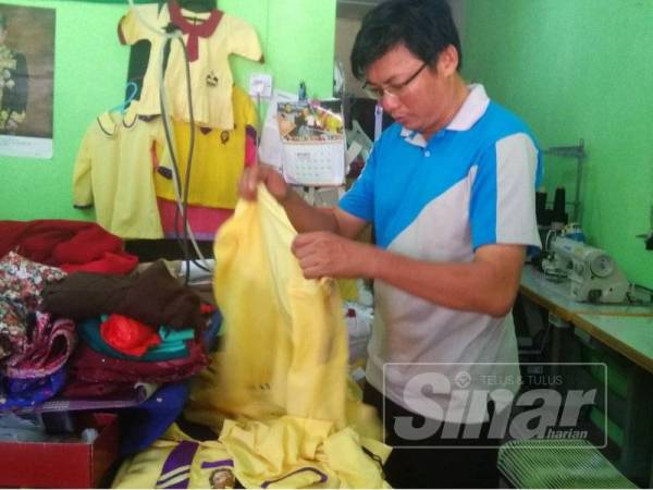Auf ringan tulang membantu isterinya melipat pakaian selain mempunyai kemahiran menjahit t-shirt.