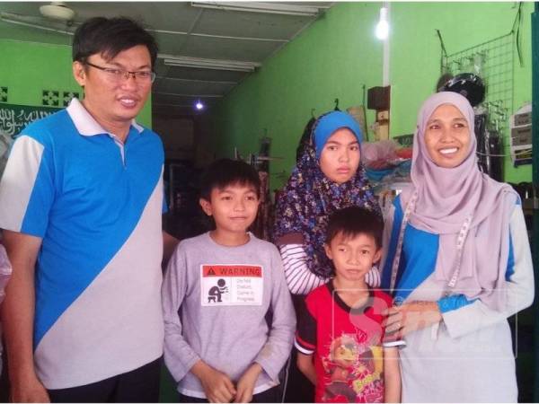 Auf bersama Mah dan anak-anak mereka.