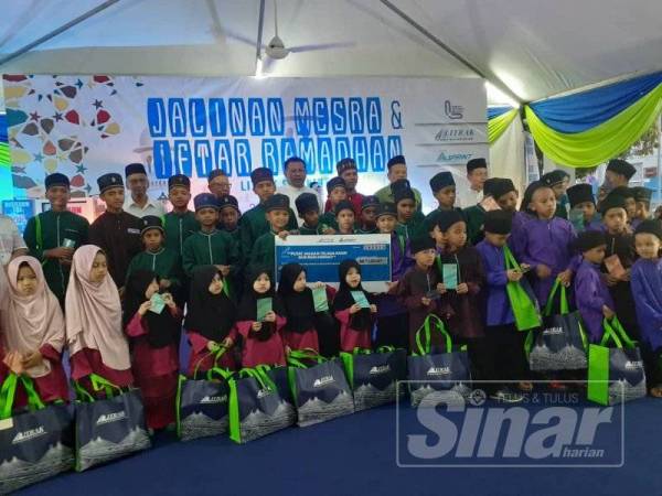 Seramai 50 orang kanak-kanak kurang bernasib baik diraikan dan diberikan sumbangan duit raya, barangan cenderahati pada Majlis Jalinan Mesra dan Iftar Ramadan Litrak dan Sprint bersama Pusat Jagaan Kasih Nur Muhammad, Kota Damansara di Kompleks Operasi Litrak semalam.