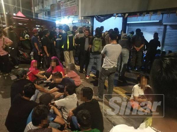 Antara PATI yang ditahan dalam operasi bersepadu di Kampung Baru, Kuala Lumpur tadi.