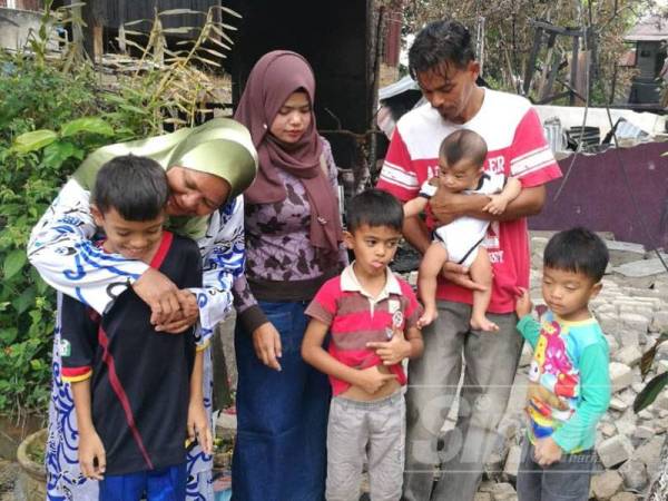 Salma (kiri) bersama anak, menantu dan empat cucu kini tinggal sehelai sepinggang.